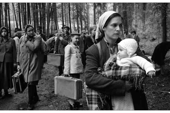 SLÁMA VE SVÉM NOVÉM FILMU VYTAHUJE KOSTLIVCE ZE SKŘÍNĚ